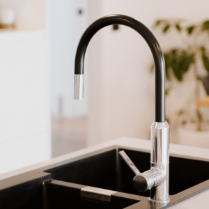 beautiful-modern-style-faucet-with-steel-sink-kitchen